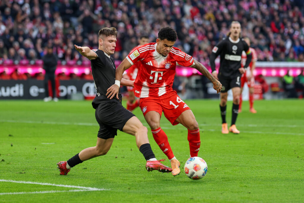 Fussball 1. Bundesliga 12. Spieltag FC Bayern Munchen - FC St. Pauli am 29.11.2025 in der Allianz Arena in Munchen Arkadiusz Pyrka  St. Pauli , links - Luis Diaz  Munchen , rechts DFL regulations prohibit any use of photographs as image sequences and/or quasi-video. *** Soccer 1 Bundesliga 12 Matchday FC Bayern Munich FC St Pauli on 29 11 2025 at the Allianz Arena in Munich Arkadiusz Pyrka St Pauli , left Luis Diaz Munich , right DFL regulations prohibit any use of photographs as image sequences and or quasi video xMSx
2025.11.29 Monachium
pilka nozna , liga niemiecka
Bayern Monachium - FC St. Pauli
Foto IMAGO/PressFocus

!!! POLAND ONLY !!!