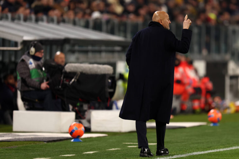 Juventus Fc - Cagliari Calcio Luciano Spalletti, head coach of Juventus Fc gestures during the Serie A match beetween Juventus Fc and Cagliari Calcio at Allianz Stadium on November 29, 2025 in Turin, Italy . Torino Allianz Stadium Italy Copyright: xMarcoxCanonierox
2025.11.29 Turyn
pilka nozna , liga wloska
Juventus Turyn - Cagliari Calcio
Foto IMAGO/PressFocus

!!! POLAND ONLY !!!