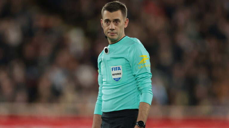 Monaco, Monaco, 29th November 2025. The Referee Clement Turpin looks on during the AS Monaco vs Paris Saint Germain Ligue 1 match at Stade Louis II, Monaco. Picture credit should read: Jonathan Moscrop / Sportimage EDITORIAL USE ONLY. No use with unauthorised audio, video, data, fixture lists, club/league logos or live services. Online in-match use limited to 120 images, no video emulation. No use in betting, games or single club/league/player publications. SPI_250_JM_MONACO_PSG_L1 SPI-4316-0263
2025.11.29 Monako
pilka nozna , liga francuska
AS Monaco - Paris Saint-Germain PSG
Foto IMAGO/PressFocus

!!! POLAND ONLY !!!