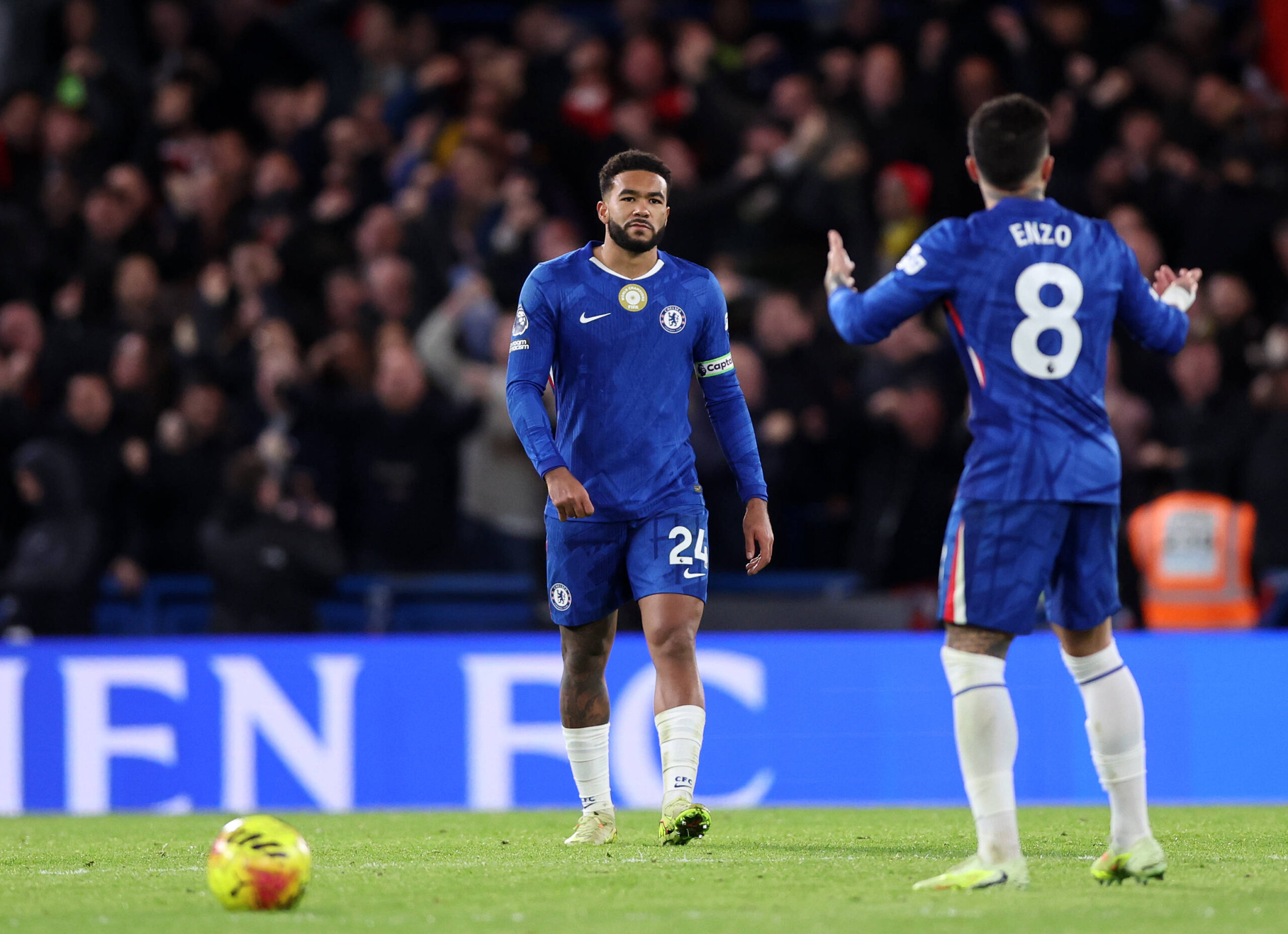 London, England, 30th November 2025. Reece James of Chelsea looks on dejected during the Chelsea vs Arsenal Premier League match at Stamford Bridge, London. Picture credit should read: David Klein / Sportimage EDITORIAL USE ONLY. No use with unauthorised audio, video, data, fixture lists, club/league logos or live services. Online in-match use limited to 120 images, no video emulation. No use in betting, games or single club/league/player publications. SPI_085_DK_Chelsea_Arsenal SPI-4338-0085
2025.11.30 Londyn
pilka nozna , liga angielska
Chelsea Londyn - Arsenal Londyn
Foto IMAGO/PressFocus

!!! POLAND ONLY !!!