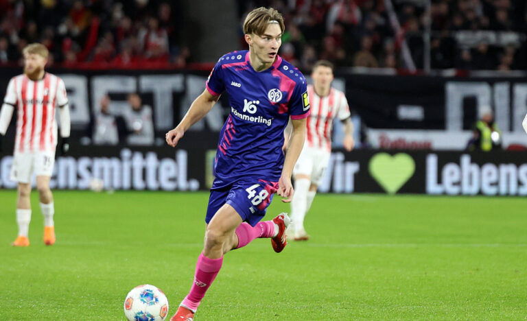 30.11.2025, xrekx, Fussball 1.Bundesliga, SC Freiburg - FSV Mainz 05 v.l. Kacper Potulski 1.FSV Mainz 05 DFL/DFB REGULATIONS PROHIBIT ANY USE OF PHOTOGRAPHS as IMAGE SEQUENCES and/or QUASI-VIDEO Freiburg *** 30 11 2025, xrekx, Soccer 1 Bundesliga, SC Freiburg FSV Mainz 05 v l Kacper Potulski 1 FSV Mainz 05 DFL DFB REGULATIONS PROHIBIT ANY USE OF PHOTOGRAPHS as IMAGE SEQUENCES and or QUASI VIDEO Freiburg
2025.11.30 Freiburg
pilka nozna , liga niemiecka
SC Freiburg - FSV Mainz 05
Foto IMAGO/PressFocus

!!! POLAND ONLY !!!