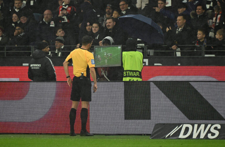 30.11.2025, xjhx, Fussball 1.Bundesliga, Eintracht Frankfurt - VfL Wolfsburg v.l. Schiedsrichter Referee Harm Osmers Hannover VAR Videobeweis, Video Schiedsrichter, Videoreferee, Videorichter DFL/DFB REGULATIONS PROHIBIT ANY USE OF PHOTOGRAPHS as IMAGE SEQUENCES and/or QUASI-VIDEO Frankfurt am Main *** 30 11 2025, xjhx, Soccer 1 Bundesliga, Eintracht Frankfurt VfL Wolfsburg v l Referee Referee Harm Osmers Hannover VAR Videobeweis, Video Schiedsrichter, Videoreferee, Videorichter DFL DFB REGULATIONS PROHIBIT ANY USE OF PHOTOGRAPHS as IMAGE SEQUENCES and or QUASI VIDEO Frankfurt am Main
2025.11.30 Frankfurt
pilka nozna , liga niemiecka
Eintracht Frankfurt  - VfL Wolfsburg
Foto IMAGO/PressFocus

!!! POLAND ONLY !!!