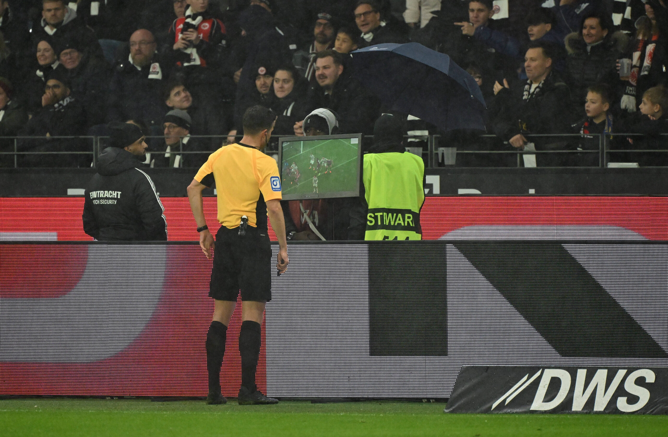 30.11.2025, xjhx, Fussball 1.Bundesliga, Eintracht Frankfurt - VfL Wolfsburg v.l. Schiedsrichter Referee Harm Osmers Hannover VAR Videobeweis, Video Schiedsrichter, Videoreferee, Videorichter DFL/DFB REGULATIONS PROHIBIT ANY USE OF PHOTOGRAPHS as IMAGE SEQUENCES and/or QUASI-VIDEO Frankfurt am Main *** 30 11 2025, xjhx, Soccer 1 Bundesliga, Eintracht Frankfurt VfL Wolfsburg v l Referee Referee Harm Osmers Hannover VAR Videobeweis, Video Schiedsrichter, Videoreferee, Videorichter DFL DFB REGULATIONS PROHIBIT ANY USE OF PHOTOGRAPHS as IMAGE SEQUENCES and or QUASI VIDEO Frankfurt am Main
2025.11.30 Frankfurt
pilka nozna , liga niemiecka
Eintracht Frankfurt  - VfL Wolfsburg
Foto IMAGO/PressFocus

!!! POLAND ONLY !!!