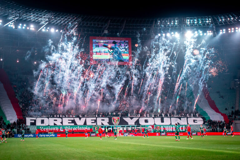 2025.12.03 Wroclaw
Pilka nozna Runda 1/8 Finału STS Pucharu Polski sezon 2025/2026
Slask Wroclaw - Rakow Czestochowa
N/z kibice Slaska Wroclaw race fajerwerki
Foto Mateusz Porzucek PressFocus

2025.12.03 Wroclaw
Football Polish Cup season 2025/2026
Slask Wroclaw - Rakow Czestochowa
kibice Slaska Wroclaw race fajerwerki
Credit: Mateusz Porzucek PressFocus