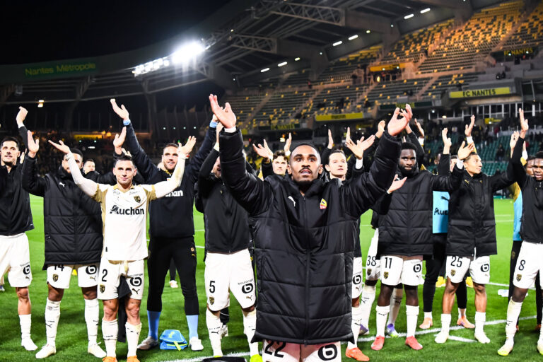 Joie des joueurs du RC Lens apres la victoire face au FC Nantes - Photo :  Baptiste Autissier / Baptiste Autissier / Psnewz / SIPA /00318824_0200//Credit:PSNEWZ/SIPA/2512061956
2025.12.06 Nantes
pilka nozna liga francuska
FC Nantes - RC Lens
Foto PSNEWZ/SIPA/PressFocus

!!! POLAND ONLY !!!