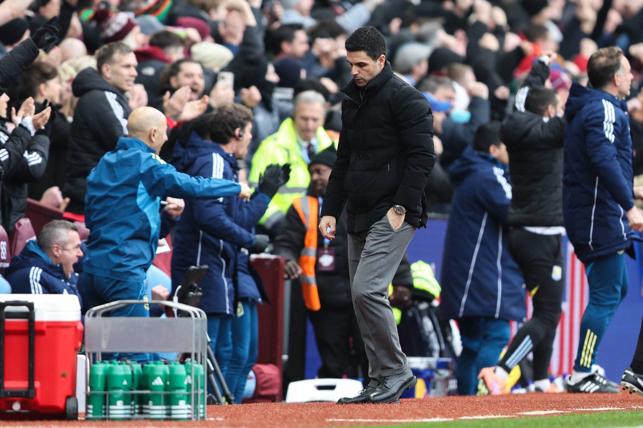 Birmingham, England, 6th December 2025. Mikel Arteta manager of Arsenal reacts to his side conceding a goal to make it 1-0 during the Aston Villa vs Arsenal Premier League match at Villa Park, Birmingham. Picture credit should read: Gareth Evans / Sportimage EDITORIAL USE ONLY. No use with unauthorised audio, video, data, fixture lists, club/league logos or live services. Online in-match use limited to 120 images, no video emulation. No use in betting, games or single club/league/player publications. SPI_030_GE_ASTONVILLA_ARSENAL SPI-4350-0031
2025.12.06 Birmingham
pilka nozna liga angielska
Aston Villa - Arsenal Londyn
Foto IMAGO/PressFocus

!!! POLAND ONLY !!!