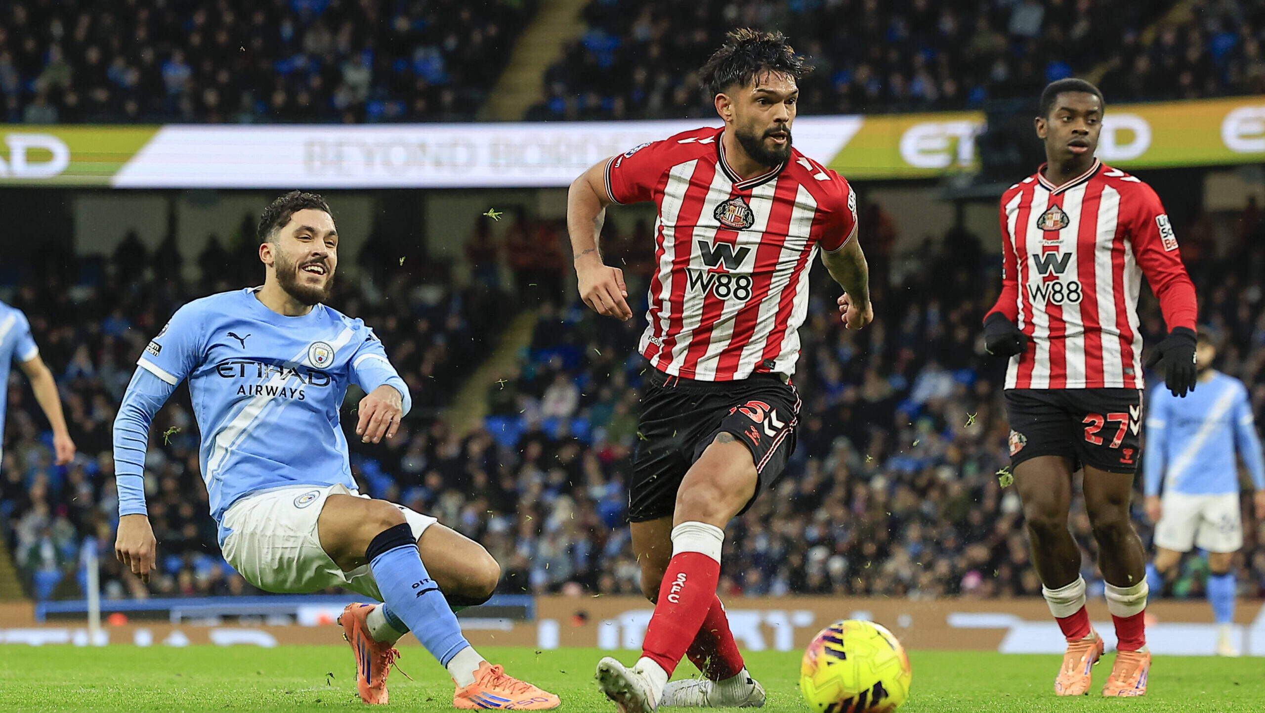 Manchester City v Sunderland Premier League 06/12/2025. Rayan Cherki 10 of Manchester City has a shot on goal watched by Omar Alderete 15 of Sunderland during the Premier League match between Manchester City and Sunderland at the Etihad Stadium, Manchester, England on 6 December 2025. Manchester Etihad Stadium Manchester England Editorial use only DataCo restrictions apply See www.football-dataco.com , Copyright: xConorxMolloyx PSI-23347-0041
2025.12.06 Manchester
pilka nozna liga angielska
Premier League sezon 2025/2026
Foto IMAGO/PressFocus

!!! POLAND ONLY !!!