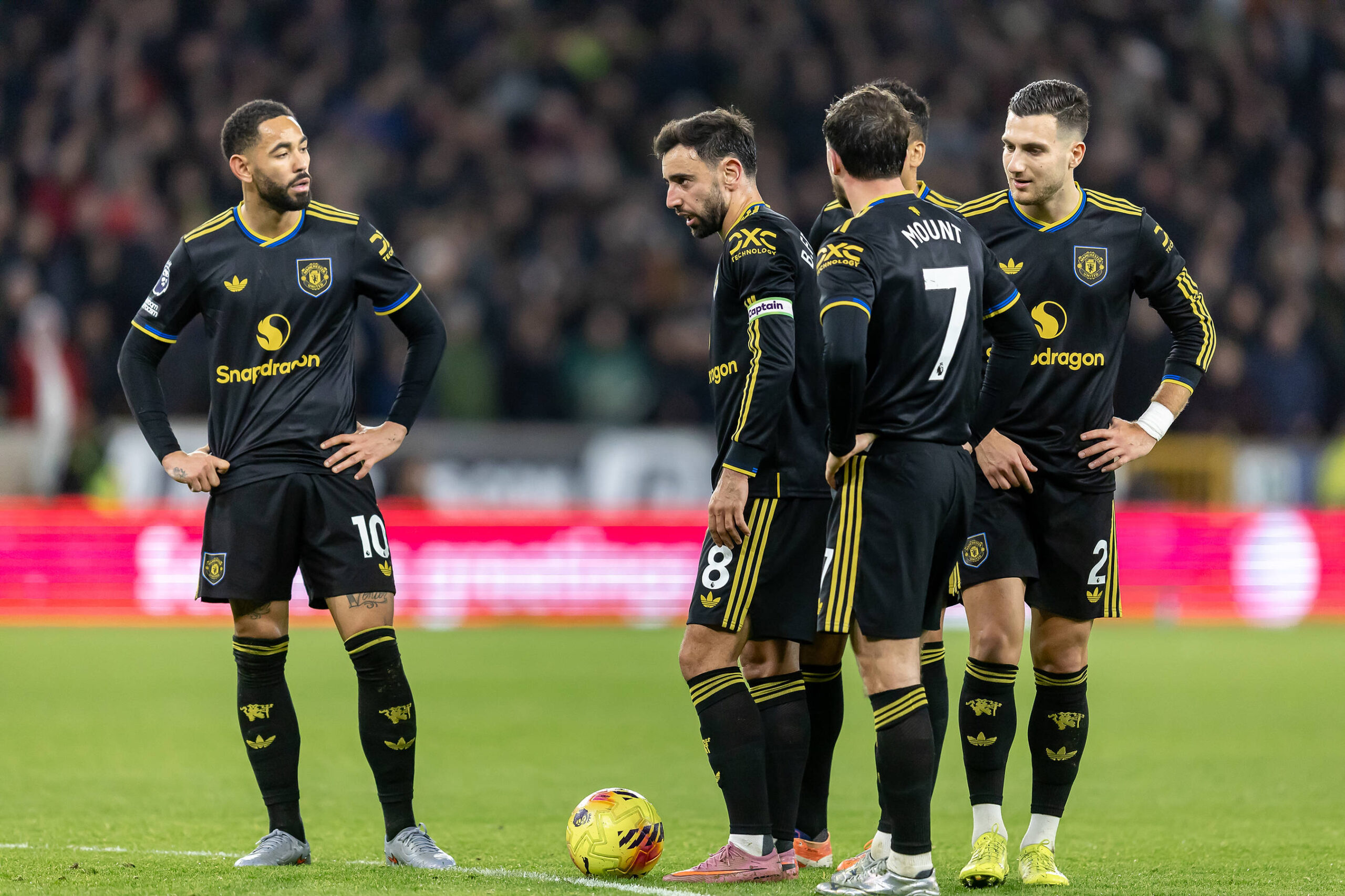 Wolverhampton Wanderers v Manchester United, ManU Premier League 08/12/2025. Manchester United midfielder Bruno Fernandes 8 lines up free-kick during the Premier League match between Wolverhampton Wanderers and Manchester United at Molineux, Wolverhampton, England on 8 December 2025. Wolverhampton Molineux West Midlands England Editorial use only DataCo restrictions apply See www.football-dataco.com , Copyright: xManjitxNarotrax PSI-23361-0212
2025.12.08 Wolverhampton
pilka nozna , liga angielska
Wolverhampton Wanderers - Manchester United
Foto IMAGO/PressFocus

!!! POLAND ONLY !!!