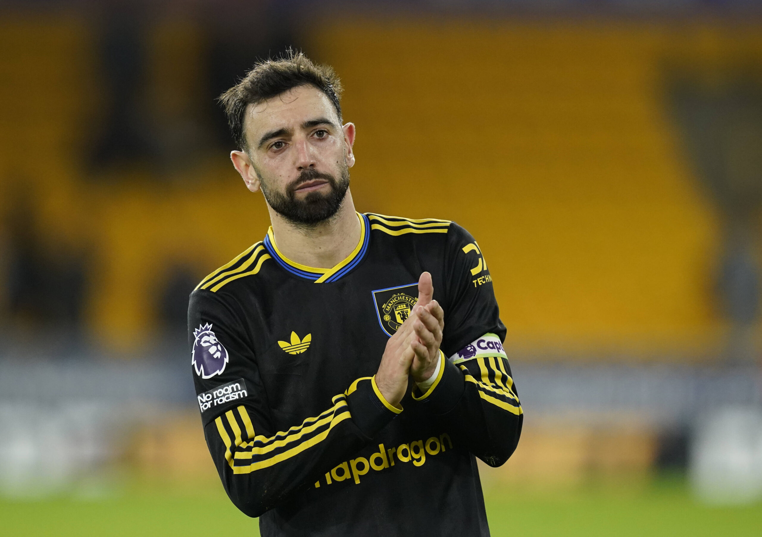 Wolverhampton, England, 8th December 2025. Bruno Fernandes of Manchester United, ManU calls the fans during the Wolverhampton Wanderers vs Manchester United Premier League match at Molineux, Wolverhampton. Picture credit should read: Andrew Yates / Sportimage EDITORIAL USE ONLY. No use with unauthorised audio, video, data, fixture lists, club/league logos or live services. Online in-match use limited to 120 images, no video emulation. No use in betting, games or single club/league/player publications. SPI_093_AY_Wolves_Man_Utd SPI-4356-0095
2025.12.08 Wolverhampton
pilka nozna liga angielska
 Wolverhampton Wanderers - Manchester United 
Foto IMAGO/PressFocus

!!! POLAND ONLY !!!