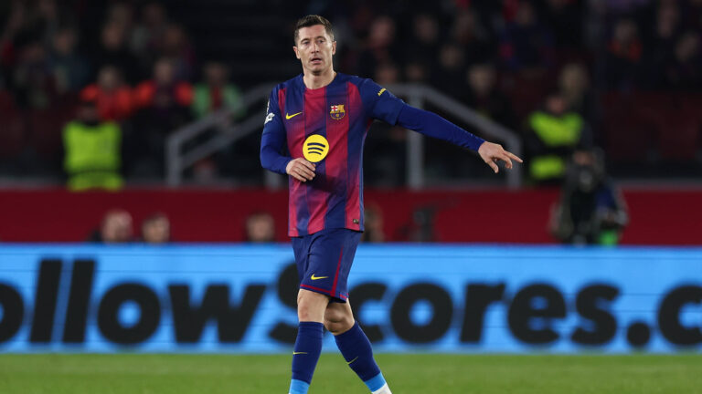 09.12.2025, Fussball UEFA Champions League, FC Barcelona, Barca - Eintracht Frankfurt, v.l., Robert Lewandowski FC Barcelona gibt Anweisungen, gestikuliert, mit den Armen gestikulieren, gives instructions, gesticulate DFL/DFB REGULATIONS PROHIBIT ANY USE OF PHOTOGRAPHS AS IMAGE SEQUENCES AND/OR QUASI-VIDEO. xdcx *** 09 12 2025, Football UEFA Champions League, FC Barcelona Eintracht Frankfurt, v l , Robert Lewandowski FC Barcelona gives instructions, gesticulates, gesticulate with arms, gives instructions, gesticulate DFL DFB REGULATIONS PROHIBIT ANY USE OF PHOTOGRAPHS AS IMAGE SEQUENCES AND OR QUASI VIDEO xdcx Copyright: HMBxMedia/Claus
2025.12.09 Barcelona
pilka nozna , liga mistrzow
FC Barcelona - Eintracht Frankfurt
Foto IMAGO/PressFocus

!!! POLAND ONLY !!!