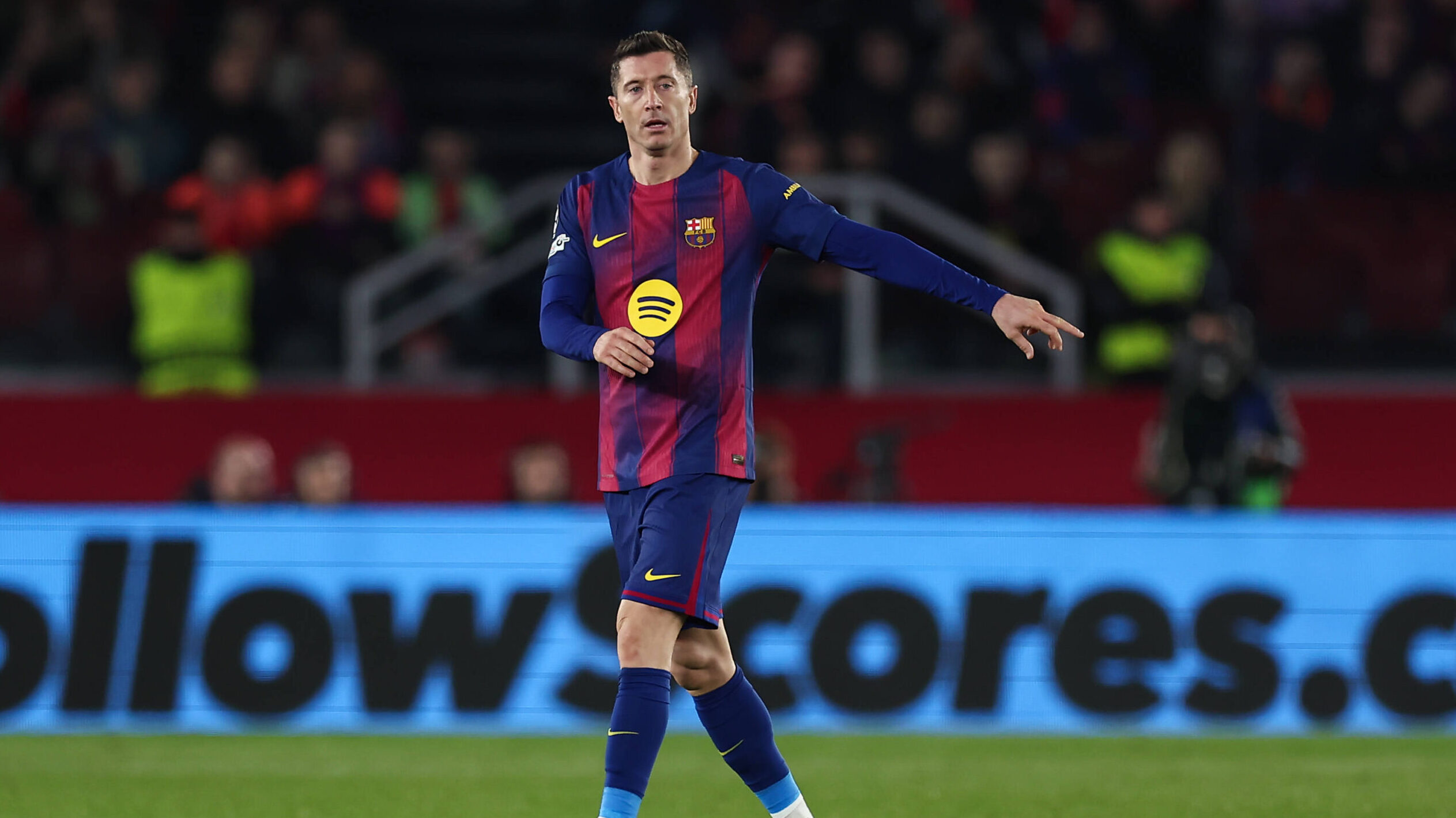 09.12.2025, Fussball UEFA Champions League, FC Barcelona, Barca - Eintracht Frankfurt, v.l., Robert Lewandowski FC Barcelona gibt Anweisungen, gestikuliert, mit den Armen gestikulieren, gives instructions, gesticulate DFL/DFB REGULATIONS PROHIBIT ANY USE OF PHOTOGRAPHS AS IMAGE SEQUENCES AND/OR QUASI-VIDEO. xdcx *** 09 12 2025, Football UEFA Champions League, FC Barcelona Eintracht Frankfurt, v l , Robert Lewandowski FC Barcelona gives instructions, gesticulates, gesticulate with arms, gives instructions, gesticulate DFL DFB REGULATIONS PROHIBIT ANY USE OF PHOTOGRAPHS AS IMAGE SEQUENCES AND OR QUASI VIDEO xdcx Copyright: HMBxMedia/Claus
2025.12.09 Barcelona
pilka nozna , liga mistrzow
FC Barcelona - Eintracht Frankfurt
Foto IMAGO/PressFocus

!!! POLAND ONLY !!!