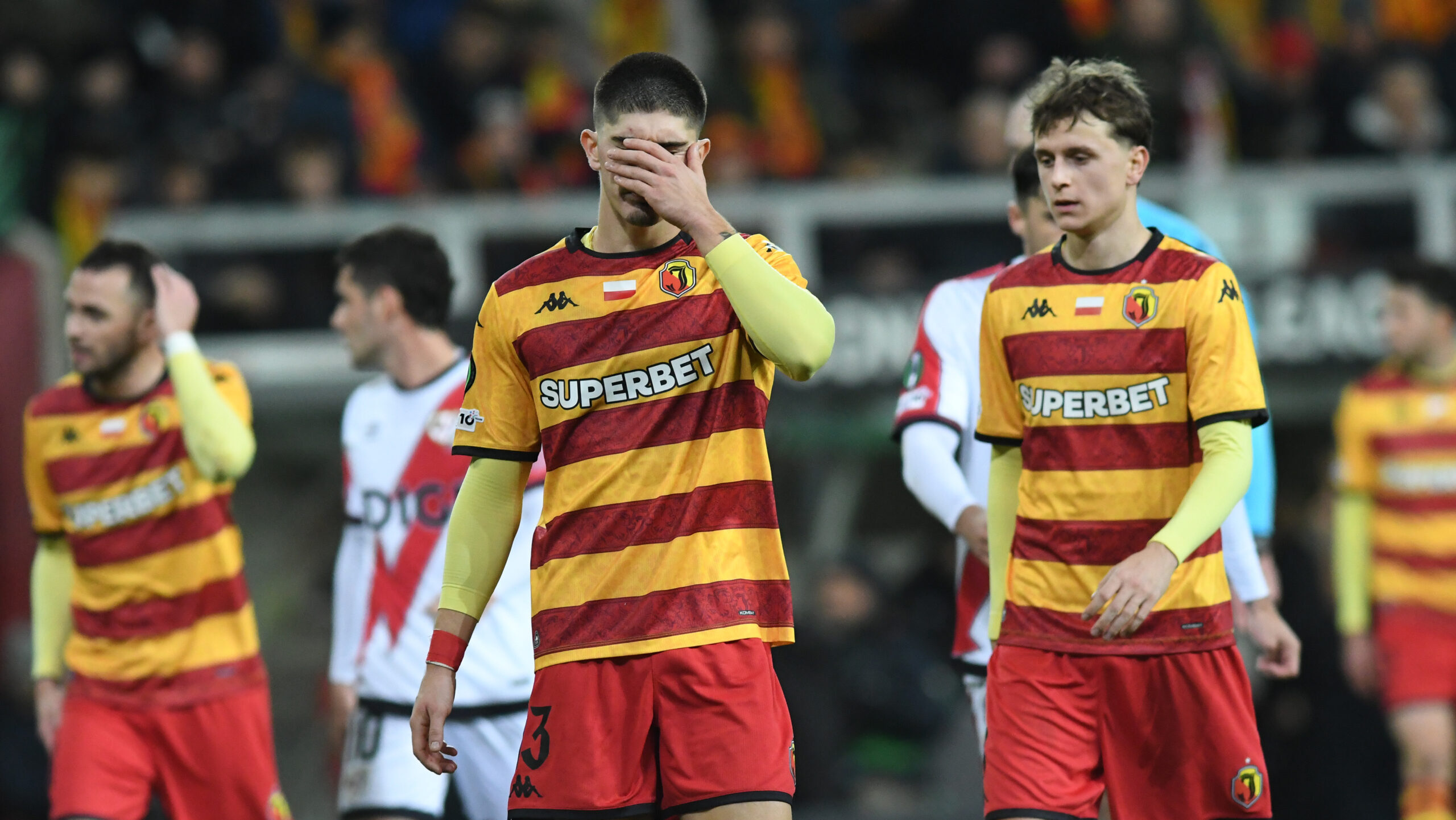 2025.12.11 Bialystok pilka nozna Liga Konferencji Europy 2025/2026. 5. kolejka rozgrywek LKE. Jagiellonia Bialystok - Rayo Vallecano (Hiszpania) N/z (L-P) Bernardo Vital Dawid Drachal Foto Michal Kosc / PressFocus 
2025.12.11 Bialystok Bialystok Football - UEFA Conference League 2025/2026 Jagiellonia Bialystok - Rayo Vallecano (Spain) Credit: Michal Kosc / PressFocus