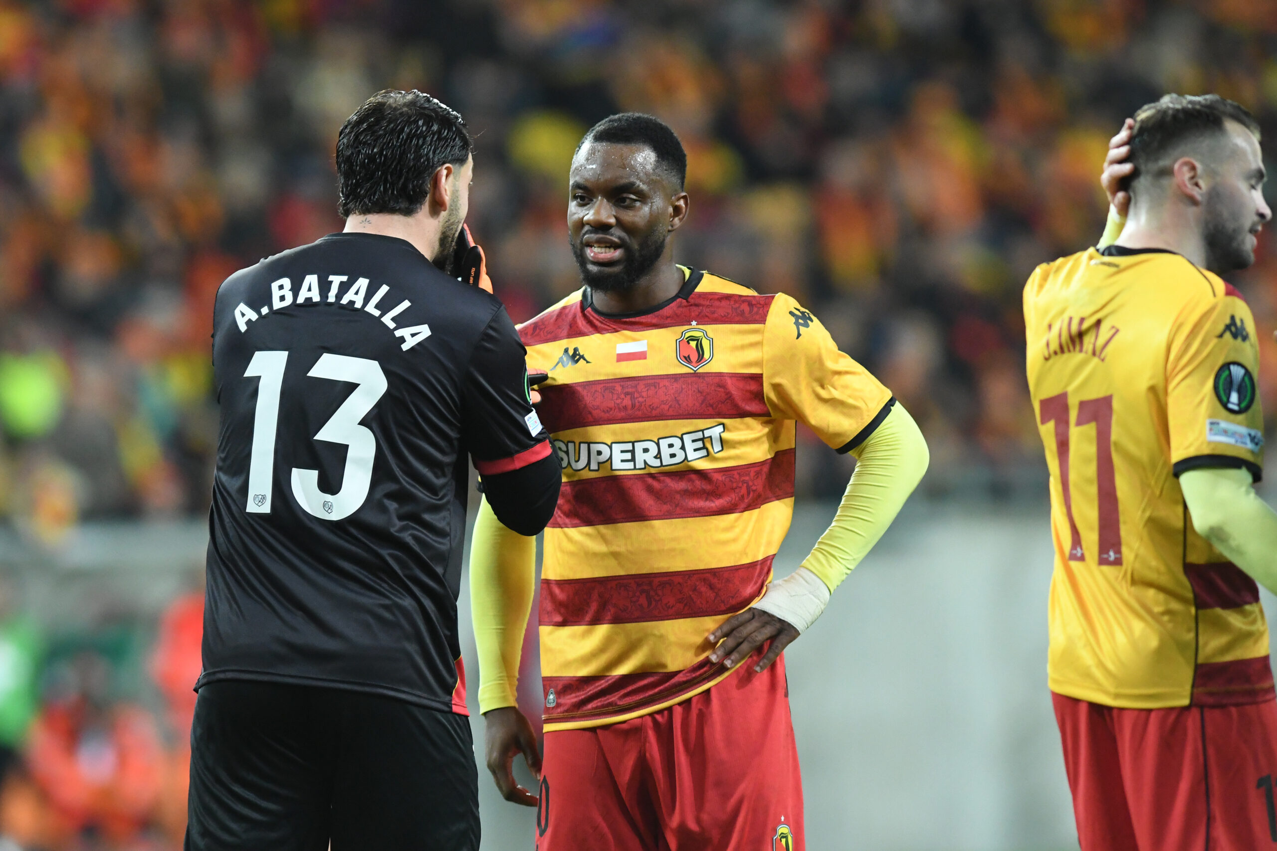 2025.12.11 Bialystok pilka nozna Liga Konferencji Europy 2025/2026. 5. kolejka rozgrywek LKE. Jagiellonia Bialystok - Rayo Vallecano (Hiszpania) N/z (L-P) Augusto Batalla bramkarz Vallecano Afimico Pululu Jesus Imaz Foto Michal Kosc / PressFocus 
2025.12.11 Bialystok Bialystok Football - UEFA Conference League 2025/2026 Jagiellonia Bialystok - Rayo Vallecano (Spain) Credit: Michal Kosc / PressFocus