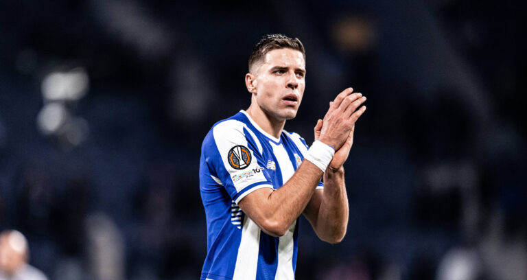 FC Porto v Malmo FF - UEFA Europa League 2025/26 League Phase MD6 PORTO, PORTUGAL - DECEMBER 11: Jan Bednarek of FC Porto thanks the fans during to the UEFA Europa League 2025/26 League Phase MD6 match between FC Porto and Malmo FF at Estadio do Dragao on December 11, 2025 in Porto, Portugal. Photo by Joao Gregorio/RSM Press via Photo Players Images/Magara press Porto Estadio do Dragao Portugal Copyright: xJoaoxGregoriox
2025.12.11 Porto
pilka nozna , liga Europy
FC Porto - Malmoe FF
Foto IMAGO/PressFocus

!!! POLAND ONLY !!!