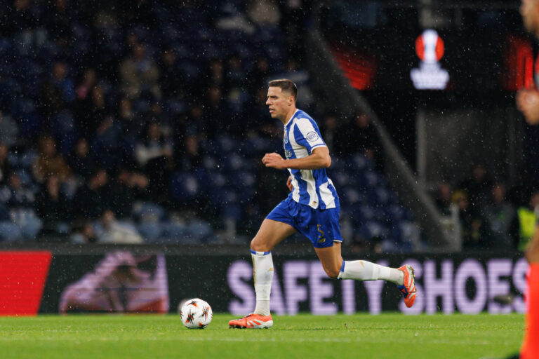 Jan Bednarek seen during UEFA Europa League game between teams of FC Porto and Malmo FF Bernardo Benjamim/Ball Raw Images Porto Estadio do Dragao Portugal Copyright: xBernardoxBenjamimx bernardobenjamim_fcporto_malmo_2526-104
2025.12.11 Porto
pilka nozna , liga Europy
FC Porto - Malmoe FF
Foto IMAGO/PressFocus

!!! POLAND ONLY !!!