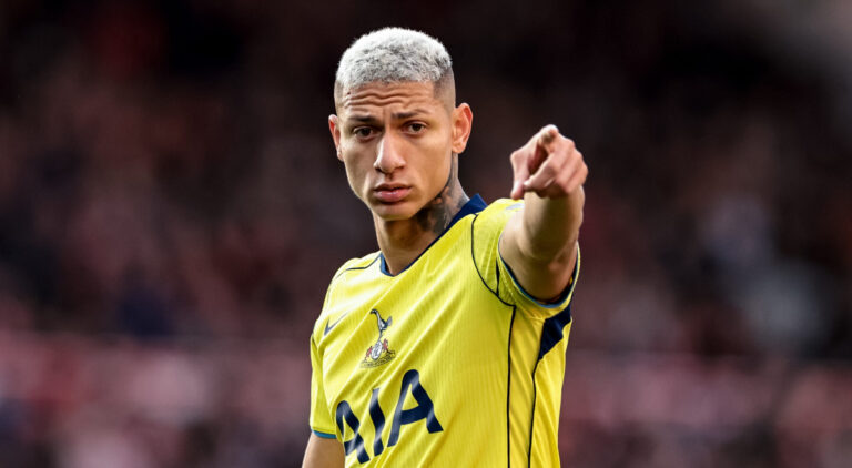 Richarlison of Tottenham Hotspur gives his team instructions during the Premier League match Nottingham Forest vs Tottenham Hotspur at City Ground, Nottingham, United Kingdom, 14th December 2025

(Photo by Mark Cosgrove/News Images)

*** GER AUT SUI OUT *** in Nottingham, United Kingdom on 12/14/2025. (Photo by Mark Cosgrove/News Images/Sipa USA)
2025.12.14 Nottingham 
pilka nozna liga angielska
Nottingham Forest - Tottenham Hotspur
Foto News Images/SIPA USA/PressFocus

!!! POLAND ONLY !!!