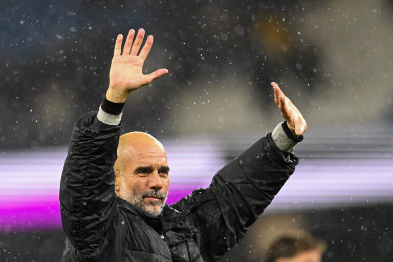 Manchester City manager Pep Guardiola appreciates the supporters at the end of the game during the Carabao Cup Quarter-final match at the Etihad Stadium, Manchester
17/12/2025
2025.12.17 Manchester
Pilka nozna Puchar Ligi Angielskiej
Manchester City - Brentford
Foto Karl Vallantine/Focus Images/MB Media/PressFocus

!!! POLAND ONLY !!!