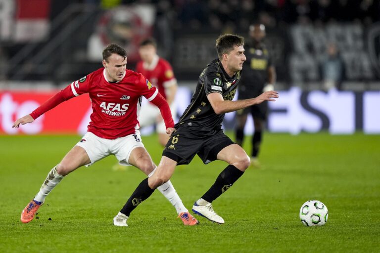 ALKMAAR , 18-12-2025 , AFAS stadium , season 2025 / 2026 ,  UEFA Europa Conference League football , match between AZ and Jagiellonia Bialystok , Picture shows AZ player Peer Koopmeiners and Jagiellonia Bialystok player Taras Romanczuk (Photo by Pro Shots/Sipa USA)
2025.12.18 Alkmaar
pilka nozna Liga Konferencji
AZ Alkmaar - Jagiellonia Bialystok
Foto Pro Shots Photo Agency/SIPA USA/PressFocus

!!! POLAND ONLY !!!