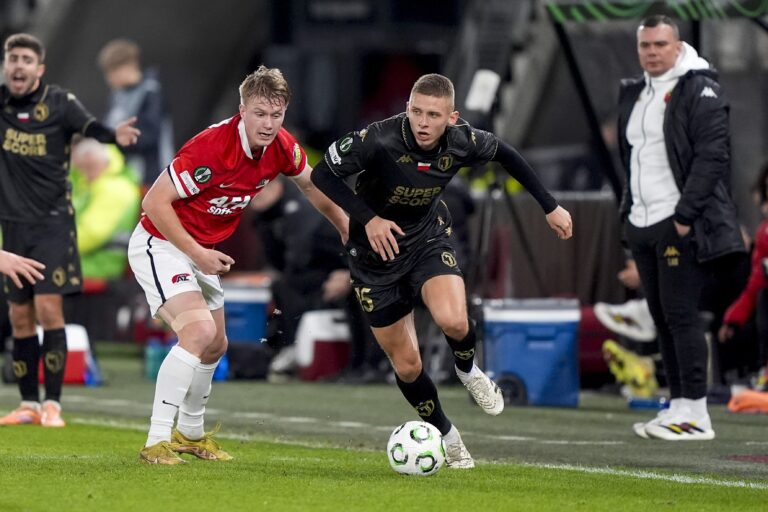 ALKMAAR , 18-12-2025 , AFAS stadium , season 2025 / 2026 ,  UEFA Europa Conference League football , match between AZ and Jagiellonia Bia?ystok , Picture shows Jagiellonia Bialystok player Norbert Wojtuszek and AZ player Isak Jensen (Photo by Pro Shots/Sipa USA)
2025.12.18 Alkmaar
pilka nozna Liga Konferencji
AZ Alkmaar - Jagiellonia Bialystok
Foto Pro Shots Photo Agency/SIPA USA/PressFocus

!!! POLAND ONLY !!!