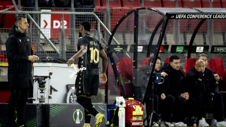 12/18/2025 - ALKMAAR - Afimico Pululu of Jagiellonia Bialystok leaves the field with a red card during the UEFA Conference League match between AZ Alkmaar and Jagiellonia Bialystok at the AFAS Stadium on December 18, 2025, in Alkmaar, Netherlands. ANP KOEN VAN WEEL /ANP/Sipa USA
2025.12.18 Alkmaar
pilka nozna Liga Konferencji
AZ Alkmaar - Jagiellonia Bialystok
Foto ANP/SIPA USA/PressFocus

!!! POLAND ONLY !!!