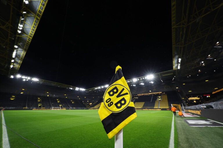 1. Bundesliga - Borussia Dortmund - Borussia Moenchengladbach am 19.12.2025 im Signal Iduna Park in Dortmund Eckfahne von Borussia Dortmund - Stadionansicht *** 1 Bundesliga Borussia Dortmund Borussia Moenchengladbach on 19 12 2025 at Signal Iduna Park in Dortmund Corner flag of Borussia Dortmund stadium view MH
2025.12.19 Dortmund
pilka nozna liga niemiecka
 Borussia Dortmund - Borussia Moenchengladbach
Foto IMAGO/PressFocus

!!! POLAND ONLY !!!