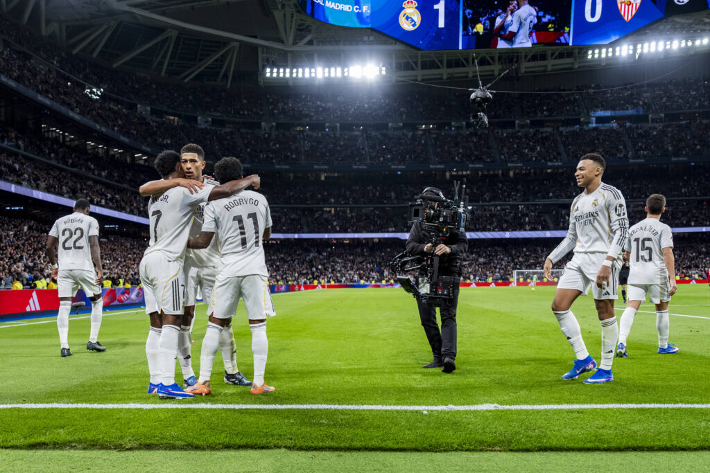 Real Madrid v Sevilla FC - LaLiga EA Sports Jude Bellingham of Real Madrid C celebrates his goal with his teammates from L to R Vinicius Junior, Rodrygo Goes, Kylian Mbappe during the LaLiga EA Sports football match between Real Madrid CF and Sevilla FC at Estadio Bernabeu in Madrid, Spain, on December 20, 2025. Madrid Estadio Bernabeu Madrid Spain Copyright: xAlbertoxGardinx AGardin_20251220_Foot_Liga_ReaMad_Sev_0473
2025.12.20 Madryt
pilka nozna , liga hiszpanska
Real Madryt - Sevilla FC 
Foto IMAGO/PressFocus

!!! POLAND ONLY !!!