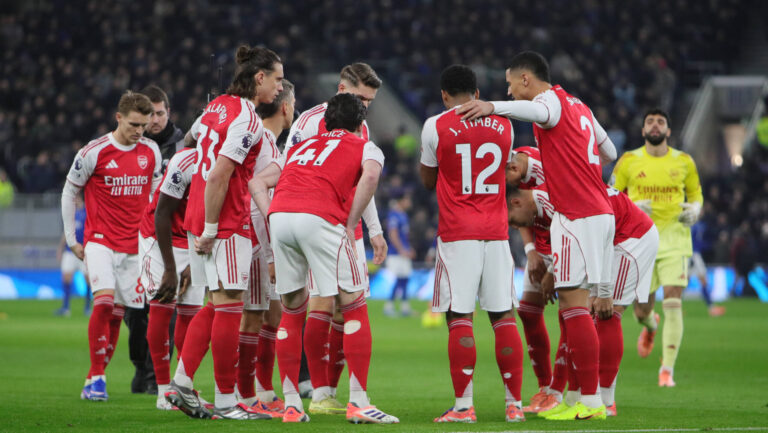 Everton v Arsenal, Premier League Arsenal players pre-match huddle before the Premier League match between Everton and Arsenal at Hill Dickinson Stadium, Liverpool, England on 20 December 2025. Liverpool Hill Dickinson Stadium Merseyside UK Editorial use only DataCo restrictions apply See www.football-dataco.com , Copyright: xAlunxRobertsx PSI-23456-0218
2025.12.20 Liverpool
pilka nozna liga angielska
Premier League sezon 2025/2026
Foto IMAGO/PressFocus

!!! POLAND ONLY !!!