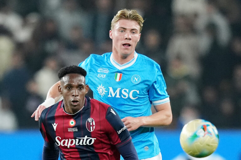 Napoli’s Rasmus Hojlund   fights for the ball with  Bologna's Jhon Lucumi  during the EA Sports FC italian Supercup 2025/2026 semifinal match between Napoli and Bologna at Al-Awwal Park Stadium in Riyadh, Saudi Arabia - Sport, Soccer -  Monday ,  December 22, 2025 (Photo by Spada/LaPresse) (Photo by Spada/LaPresse/Sipa USA)
2025.12.22 Rijad
pilka nozna superpuchar wloch
SSC Napoli - Bologna FC
Foto LaPresse/SIPA USA/PressFocus

!!! POLAND ONLY !!!