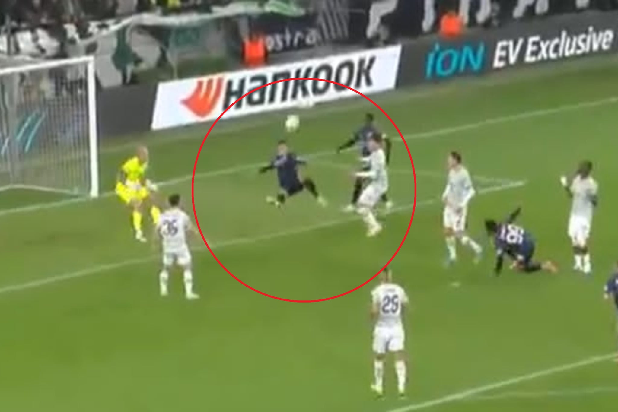 Kosmiczna bramka w Lidze Europy! Dwie przewrotki w jednej akcji [WIDEO]