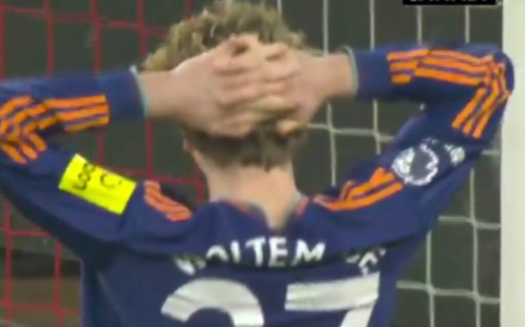 Kuriozalny samobój w Premier League! Niespodzianka w wielkich derbach [WIDEO]