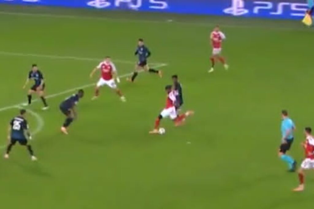 Arsenal prowadzi po cudownym golu! Niesamowity strzał Noniego Madueke [WIDEO]