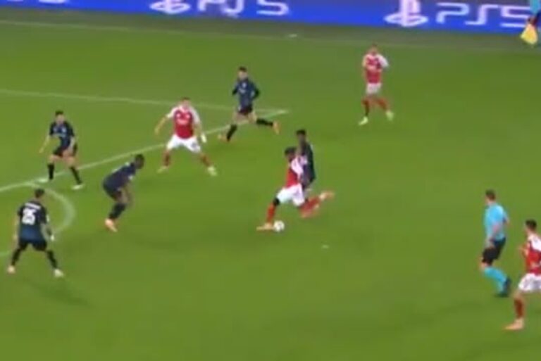 Arsenal prowadzi po cudownym golu! Niesamowity strzał Noniego Madueke [WIDEO]