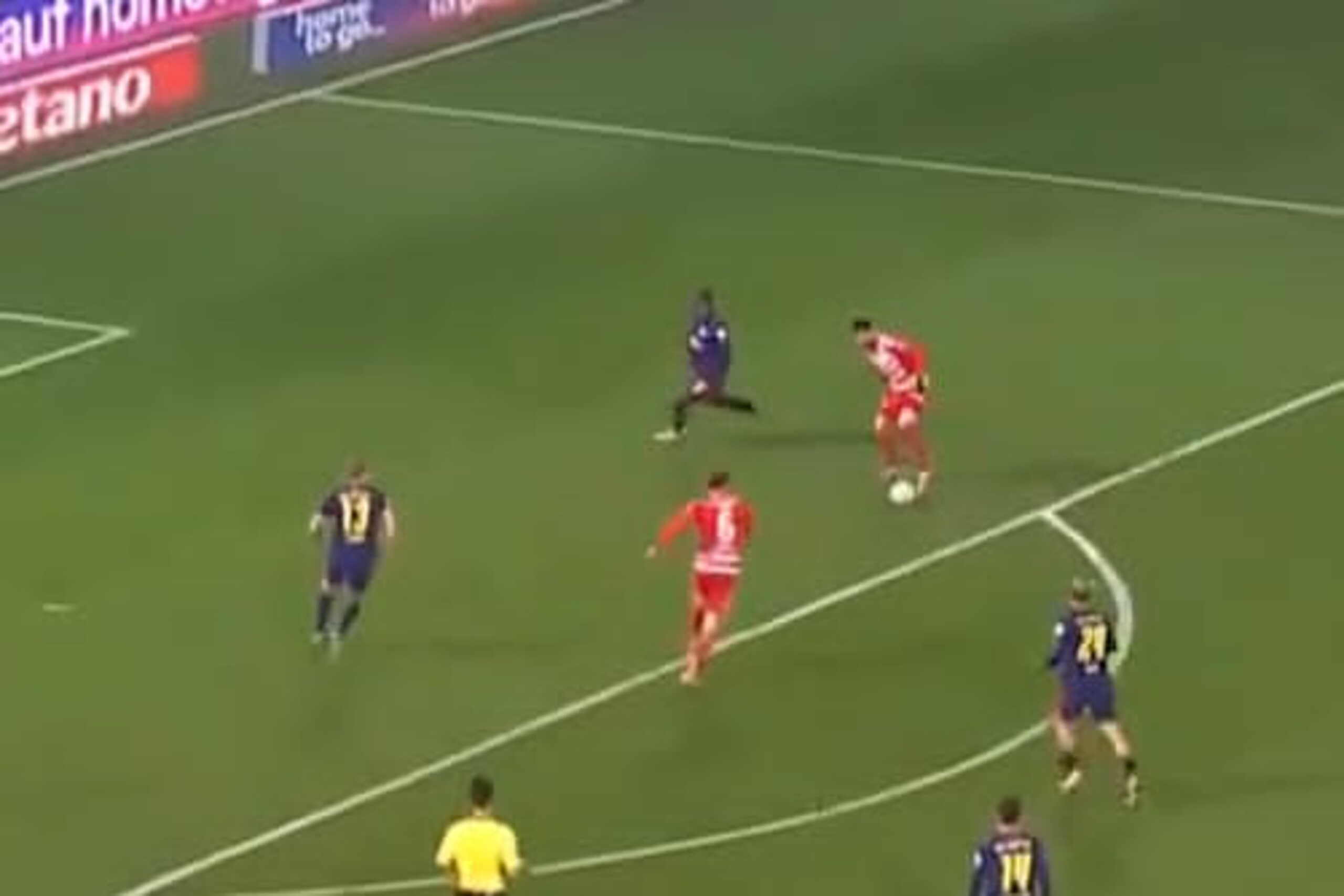 Cudowny strzał w Bundeslidze! Lepiej nie dało się tego zmieścić [WIDEO]