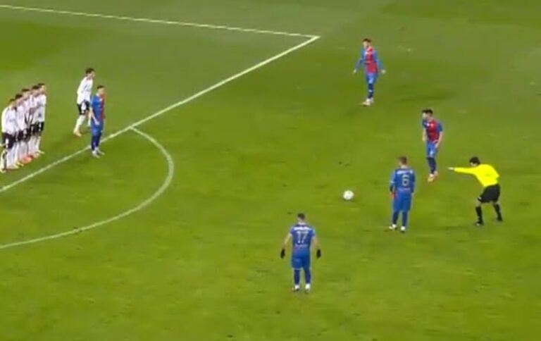 Tak Piast pogrążył Legię! Cudowny gol z rzutu wolnego [WIDEO]