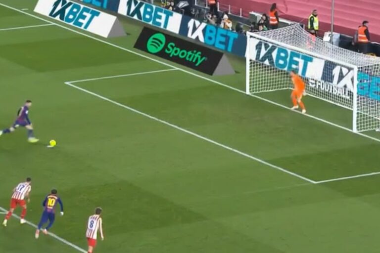 Robert Lewandowski zmarnował rzut karny! Koszmarne uderzenie [WIDEO]