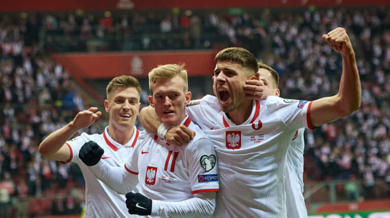 2021.11.15, Warszawa, PGE Narodowy 
Pilka nozna, Eliminacje Mistrzostw Swiata Katar 2022 
Mecz Polska - Wegry 
N/z Karol Swiderski gol, ramka, radosc, Jan Bednarek 
Foto Rafal Oleksiewicz / PressFocus

2021.11.15, Football, 
2022 FIFA World Cup qualification 
Match Poland vs Hungary 
Karol Swiderski gol, ramka, radosc, Jan Bednarek 
Credit Rafal Oleksiewicz / PressFocus