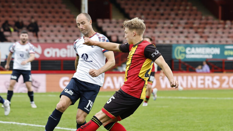 Sean Dillon of Montrose (left) blocks a cross from Ben Stanway of Partick Thistle during the Premier Sports Cup Group G match at Firhill Stadium, Glasgow
Picture by Fred Palmer/Focus Images Ltd 07510556226
13/07/2024
2024.07.13 Glasgow
Pilka nozna Puchar Ligi Szkockiej
Partick Thistle - Montrose
Foto Fred Palmer/Focus Images/MB Media/PressFocus

!!! POLAND ONLY !!!