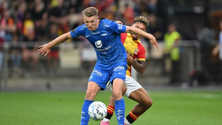 7/25/2024 - DEVENTER - (l-r) Emil Kornvig of Brann SK, Dean James of Go Ahead Eagles during the UEFA Conference League 2nd preliminary round match between Go Ahead Eagles and SK Brann in De Adelaarshorst on July 25, 2024 in Deventer, Netherlands. ANP GERRIT VAN COLOGNE /ANP/Sipa USA
2024.07.25 Deventer
pilka nozna liga konferencji
Go Ahead Eagles - SK Brann
Foto ANP/SIPA USA/PressFocus

!!! POLAND ONLY !!!