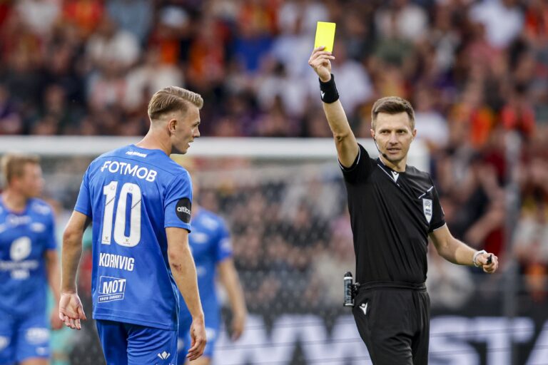 DEVENTER, Stadium De Adelaarshorst, 25-07-2024 , season 2024 / 2025 , UEFA Conference League Qualification. during the match Go Ahead Eagles - SK Brann, Referee Denys Shurman (UKR) give a yellow card too SK Brann player Emil Kornvig (Photo by Pro Shots/Sipa USA)
2024.07.25 Deventer
pilka nozna liga konferencji
Go Ahead Eagles - SK Brann
Foto Pro Shots Photo Agency/SIPA USA/PressFocus

!!! POLAND ONLY !!!
