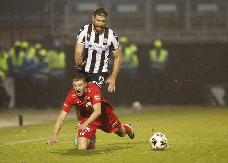 Shaun Rooney of St Mirren (left) and Emil Kornvig of Sportsklubben Brann compete for the ball during the UEFA Europa Conference League Third Qualifying Round First Leg match at the SMISA Stadium, Paisley
Picture by Fred Palmer/Focus Images Ltd 07510556226
08/08/2024
2024.08.08 Paisley
pilka nozna Liga Konferencji
St. Mirren FC - SK Brann Bergen
Foto Fred Palmer/Focus Images/MB Media/PressFocus

!!! POLAND ONLY !!!