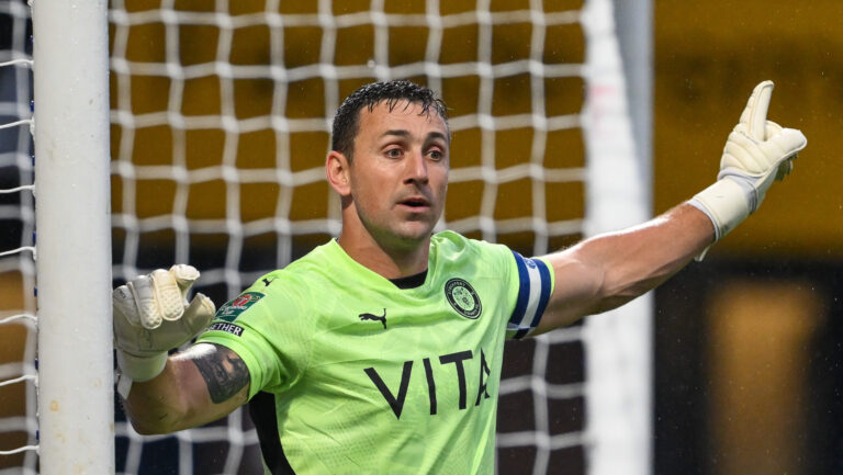 Ben Hinchliffe of Stockport County gives his team instructions during the Carabao Cup match Stockport County vs Blackburn Rovers at Edgeley Park Stadium, Stockport, United Kingdom, 13th August 2024

(Photo by Craig Thomas/News Images) in ,  on 8/13/2024. (Photo by Craig Thomas/News Images/Sipa USA)
2024.08.13 Stockport
Pilka nozna , puchar ligi angielskiej
Stockport County - Blackburn Rovers
Foto Craig Thomas/News Images/SIPA USA/PressFocus

!!! POLAND ONLY !!!