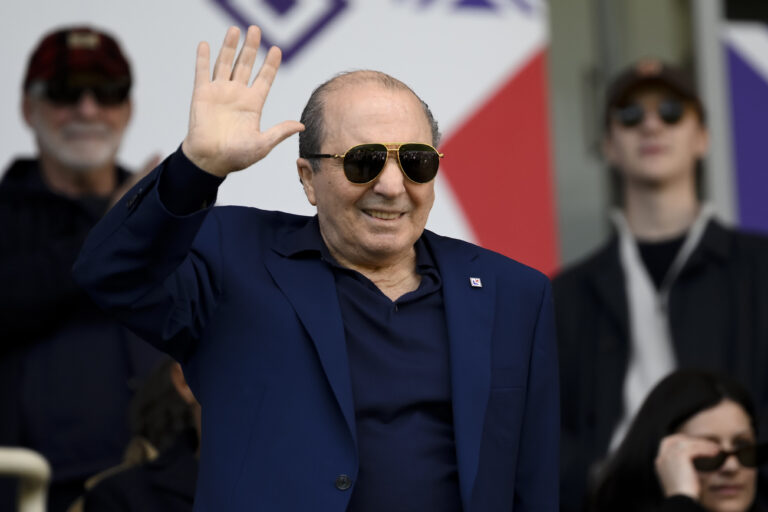 Fiorentina president Rocco Commisso waves during the Serie A football match between ACF Fiorentina and Atalanta BC at Artemio Franchi stadium in Firenze (Italy), March 30, 2025./Sipa USA *** No Sales in France and Italy ***
2025.03.30 Florencja
pilka nozna liga wloska
ACF Fiorentina - Atalanta Bergamo 
Foto Insidefoto/SIPA USA/PressFocus

!!! POLAND ONLY !!!