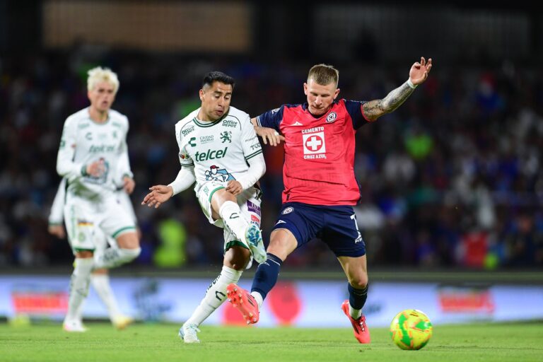 RECORD DATE NOT STATED Liga BBVA MX Clausura 2025 Cruz Azul 2-1 Leon Jose David Ramirez L of Leon fights for the ball with Mateusz Bogusz R of Cruz Azul during the 16th round match between Cruz Azul and Leon as part of the Liga BBVA MX, Torneo Clausura 2025 at Olimpico Universitario Stadium, on April 15, 2025 in Mexico City, Mexico. CIUDAD DE MEXICO CDMX MEXICO PUBLICATIONxNOTxINxMEXxCHNxRUS Copyright: xAdrianxMaciasx 20250415225500_LMX_C25_CAZ_LEO_RAMIREZ53
2025.04.16 Mexico City
pilka nozna , liga meksykanska
Cruz Azul - Leon
Foto IMAGO/PressFocus

!!! POLAND ONLY !!!