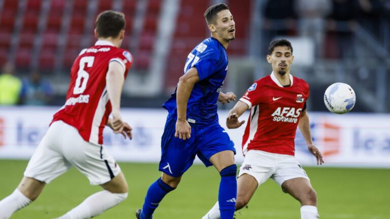 8/28/2025 - ALKMAAR - Peer Koopmeiners of AZ Alkmaar, Borislav Rupanov of Levski Sofia, Alexandre Penetra of AZ Alkmaar (l-r) during the Conference League play-off match between AZ Alkmaar and Levski Sofia at the AFAS Stadium on August 28, 2025, in Alkmaar, Netherlands. ANP KOEN VAN WEEL /ANP/Sipa USA
2025.08.28 Alkmaar
pilka nozna liga konferencji europy
AZ Alkmaar - Lewski Sofia
Foto ANP/SIPA USA/PressFocus

!!! POLAND ONLY !!!