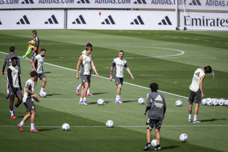 Real Madrid Training Session Players of Real Madrid from L to R Daniel Carvajal, Dean Huijsen, Franco Mastantuono are seen training during the training session ahead of their LaLiga EA Sports match against RCD Mallorca at Ciudad Real Madrid on August 29, 2025 in Madrid, Spain. Valdebebas Ciudad Real Madrid Madrid Spain Copyright: xAlbertoxGardinx AGardin_20250829_Foot_Real_Madrid_Training_0164
2025.08.29 Madryt
pilka nozna , liga hiszpanska
Real Madryt - trening i konferencja prasowa
Foto IMAGO/PressFocus

!!! POLAND ONLY !!!
