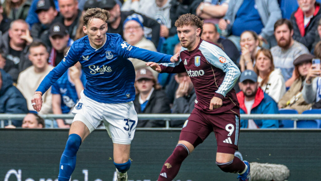 Harvey Elliott of Aston Villa dribbles past James Garner of Everton during the Premier League match Everton vs Aston Villa at Hill Dickinson Stadium, Liverpool, United Kingdom, 13th September 2025

(Photo by Mark Cosgrove/News Images) in Liverpool, United Kingdom on 9/13/2025. (Photo by Mark Cosgrove/News Images/Sipa USA)
2025.09.13 Liverpool
pilka nozna liga angielska
Everton - Aston Villa
Foto News Images/SIPA USA/PressFocus

!!! POLAND ONLY !!!