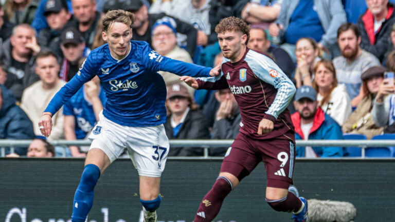 Harvey Elliott of Aston Villa dribbles past James Garner of Everton during the Premier League match Everton vs Aston Villa at Hill Dickinson Stadium, Liverpool, United Kingdom, 13th September 2025

(Photo by Mark Cosgrove/News Images) in Liverpool, United Kingdom on 9/13/2025. (Photo by Mark Cosgrove/News Images/Sipa USA)
2025.09.13 Liverpool
pilka nozna liga angielska
Everton - Aston Villa
Foto News Images/SIPA USA/PressFocus

!!! POLAND ONLY !!!