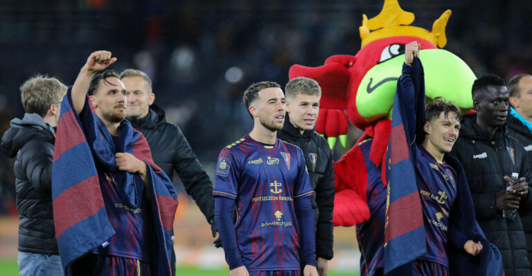 2025.10.25 Szczecin
pilka nozna PKO Ekstraklasa sezon 2025/2026
Pogon Szczecin - Cracovia Krakow 
N/z Linus Wahlqvist Sam Greenwood, Leonardo Koutris
Foto Kasia Dzierzynska / PressFocus

2025.10.25 Szczecin
Football - Polish PKO Ekstraklasa season 2025/2026
Pogon Szczecin - Cracovia Krakow 
Linus Wahlqvist Sam Greenwood, Leonardo Koutris
Credit: Kasia Dzierzynska / PressFocus