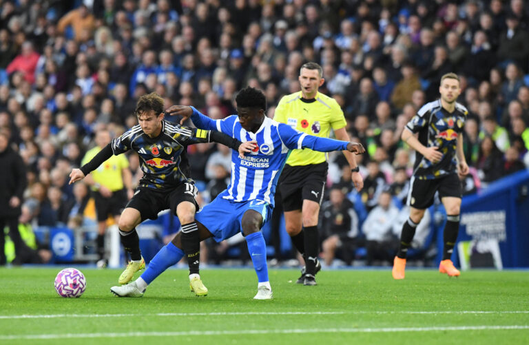 Brighton and Hove Albion v Leeds United Premier League 01/11/2025. Brenden Aaronson Forward of Leeds United and Carlos Baleba Midfielder of Brighton and Hove Albion in action during the Premier League match between Brighton and Hove Albion and Leeds United at the American Express Stadium, Brighton and Hove, England on 1 November 2025. Brighton and Hove American Express Stadium East Sussex England Editorial use only DataCo restrictions apply See www.football-dataco.com , Copyright: xJeffxMoodx PSI-23147-0048
2025.11.01 Brighton
pilka nozna liga angielska
Brighton and Hove Albion - Leeds United
Foto IMAGO/PressFocus

!!! POLAND ONLY !!!