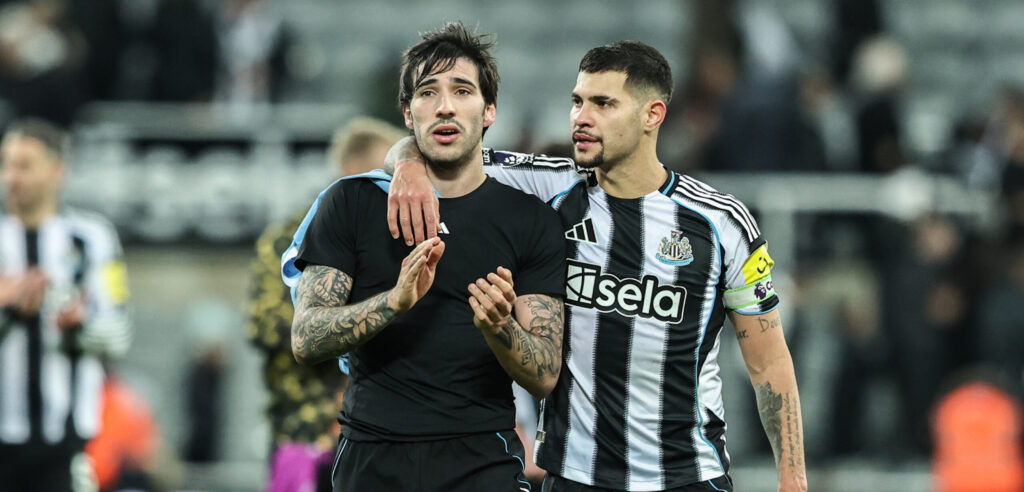 Sandro Tonali of Newcastle Untied and Bruno Guimaraes of Newcastle United applaud the fans after the game during the Premier League match Newcastle United vs Manchester City at St. James's Park, Newcastle, United Kingdom, 21st November 2025

(Photo by Alfie Cosgrove/News Images)

*** GER AUT SUI OUT *** in Newcastle, United Kingdom on 11/22/2025. (Photo by Alfie Cosgrove/News Images/Sipa USA)
2025.11.22 Newcastle
pilka nozna liga angielska
Newcastle United - Manchester City
Foto News Images/SIPA USA/PressFocus

!!! POLAND ONLY !!!